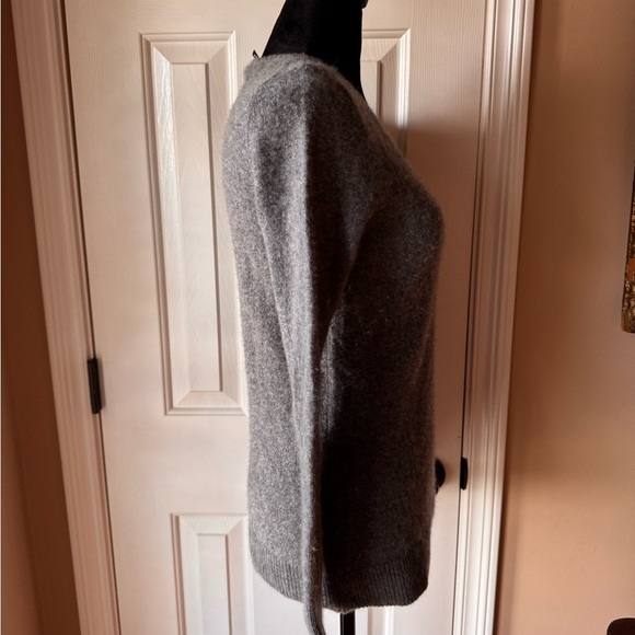 41 Hawthorn Gray 100% Cashmere V-Neck Women's Sweater - Picture 2 of 8